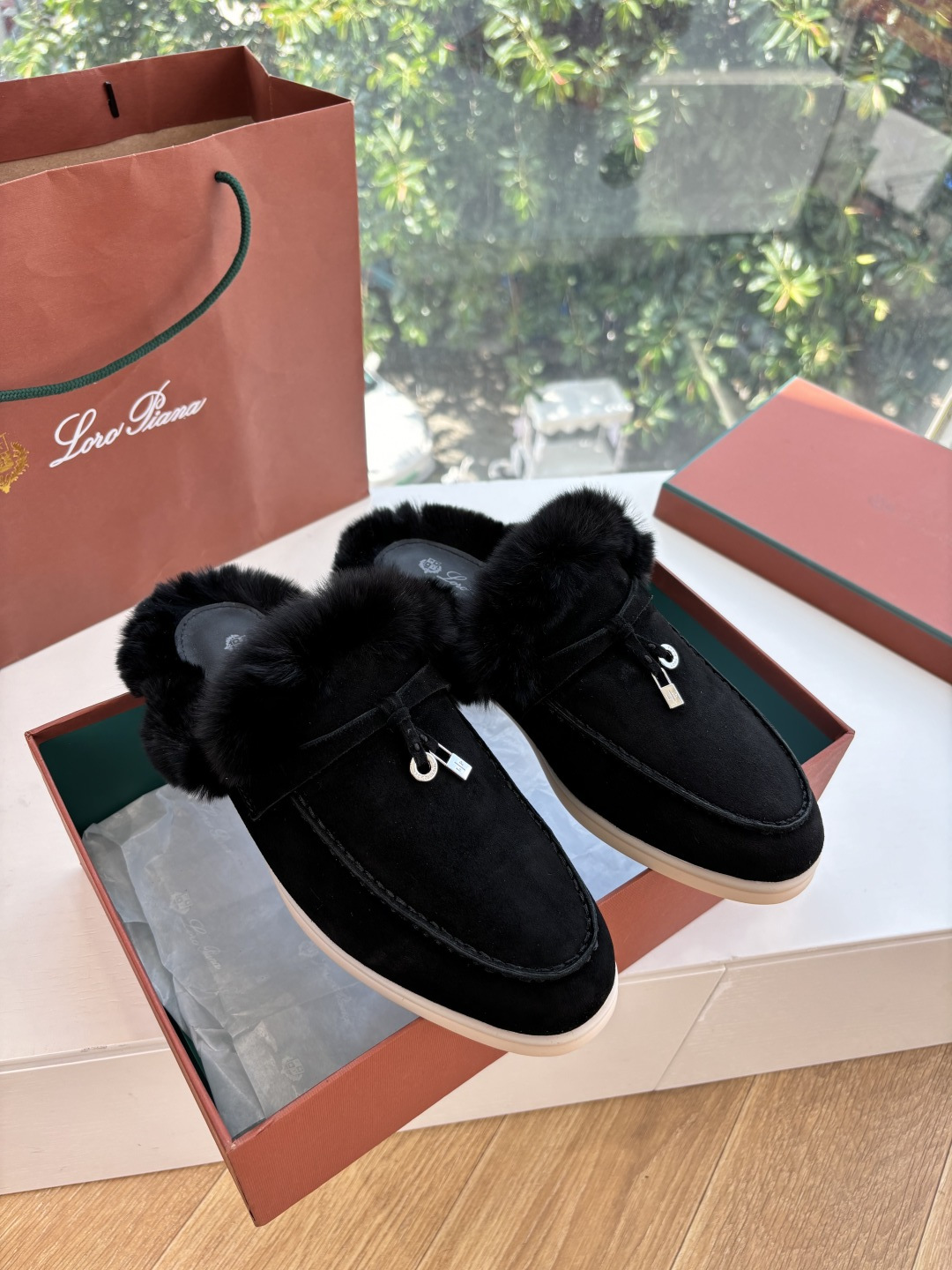 로로피아나(Loro Piana) 커플 퍼 트리밍 스웨이드 뮬 슬리퍼 신발