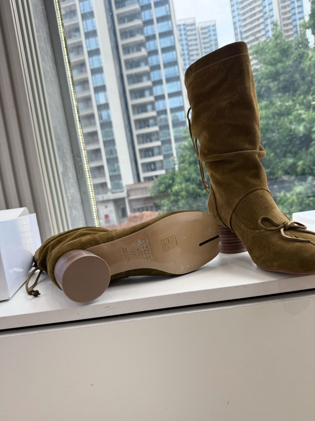 메종 마르지엘라(Maison Margiela) 타비 스웨이드 미들 부츠 신발