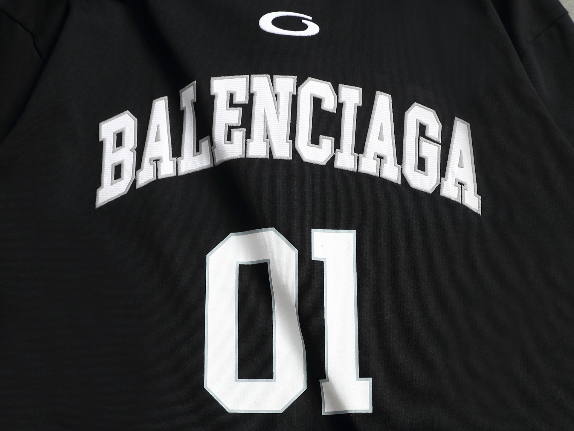 발렌시아가(Balenciaga) 그래픽 롱슬리브 티셔츠 상의 의류