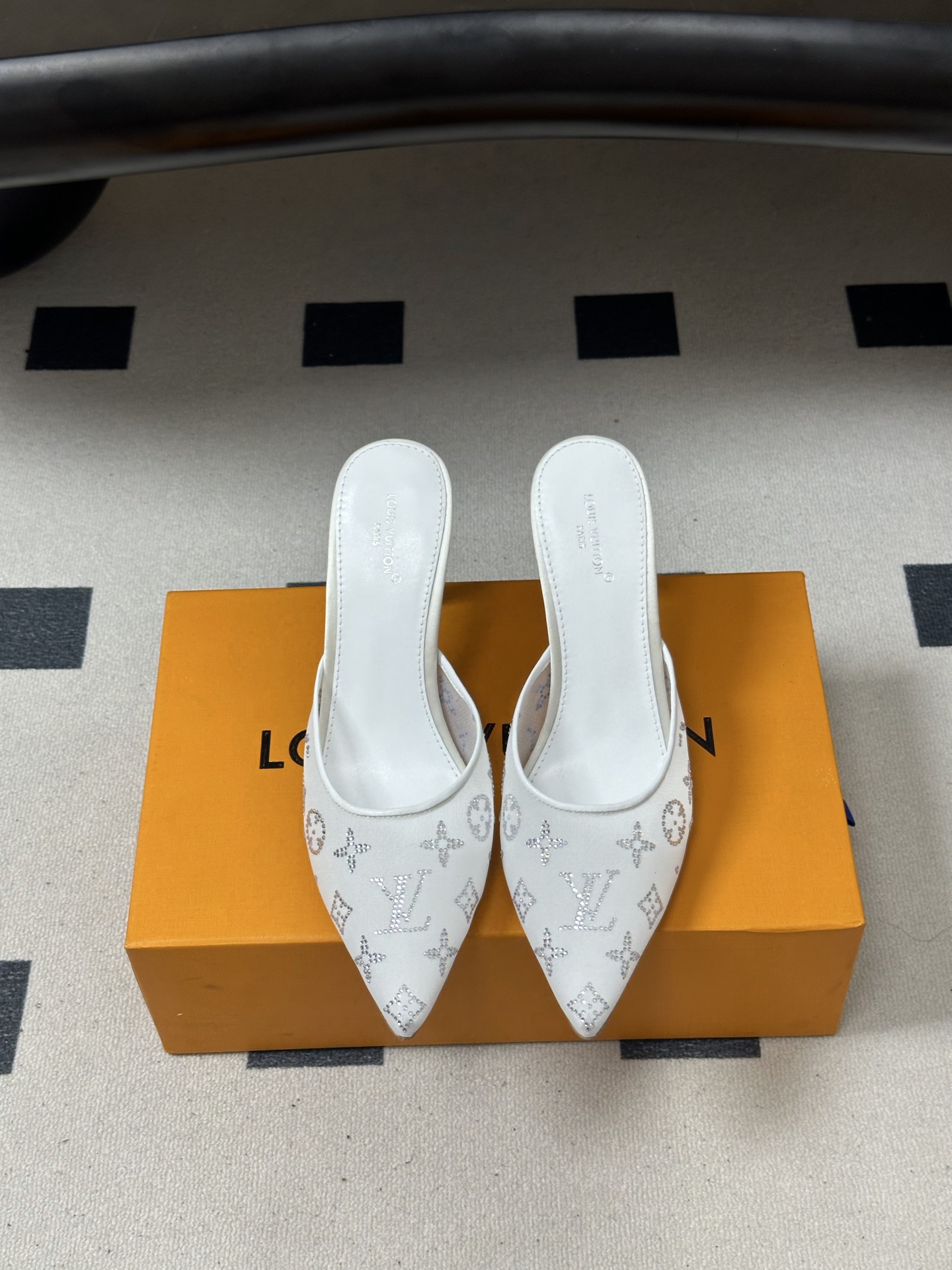 루이비통(LV) 크리스털 메시 포인티드 뮬 힐 신발