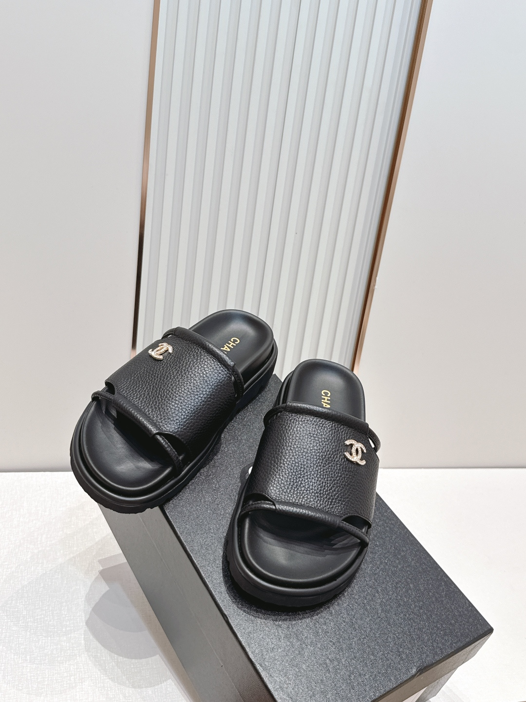 샤넬(CHANEL) 로고 슬라이드 샌들 신발
