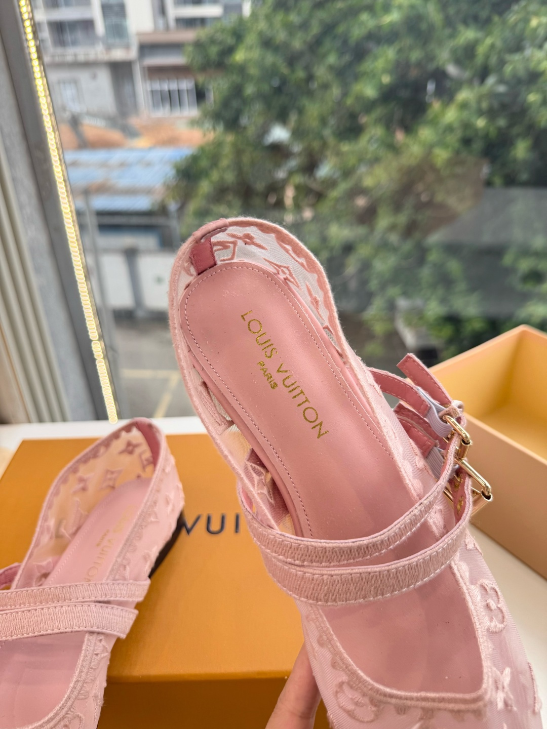 루이비통(LV) 무라카미 체리 메쉬 샌들 신발