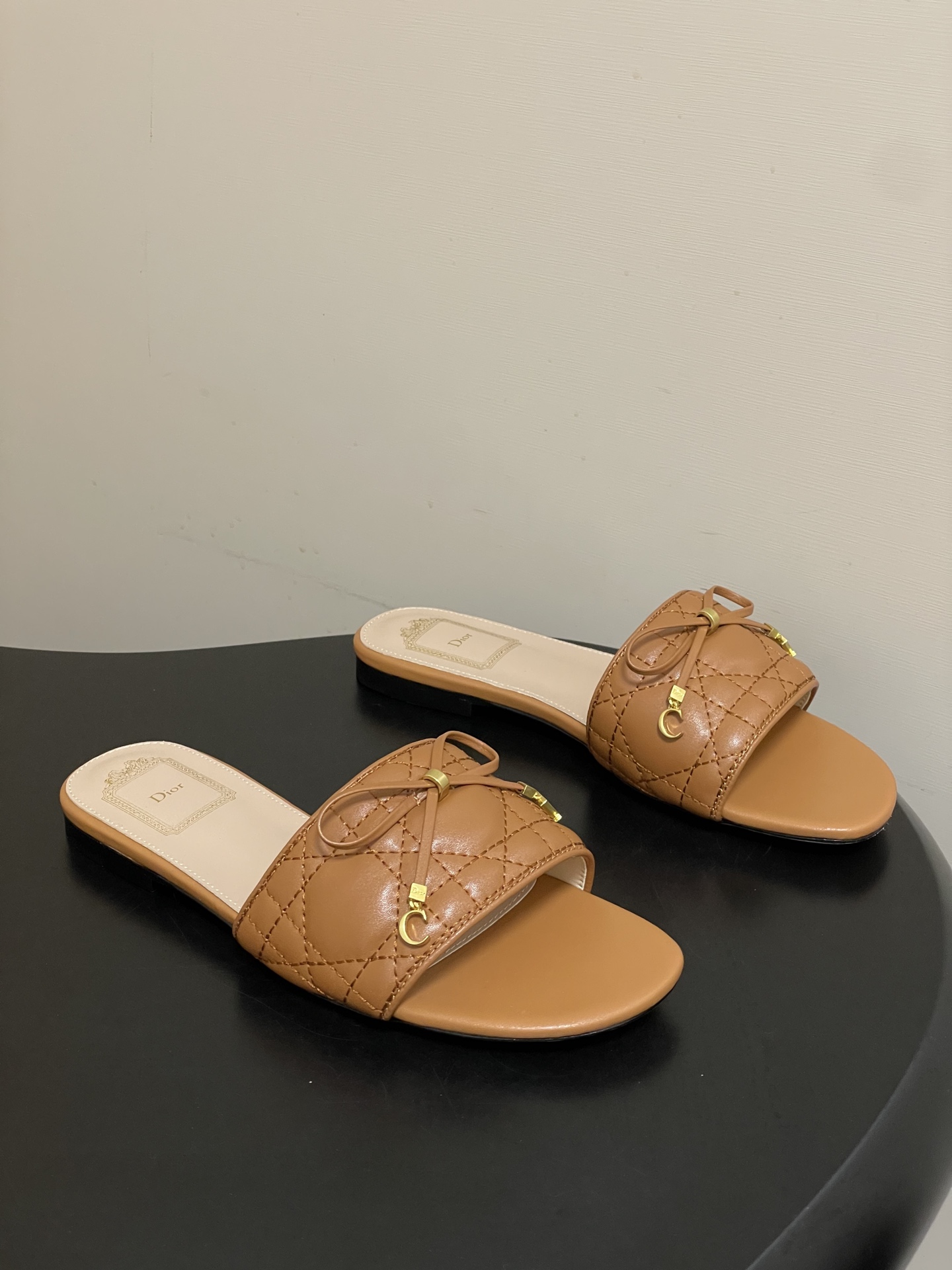 디올(DIOR) 퀼팅 리본 슬리퍼 신발