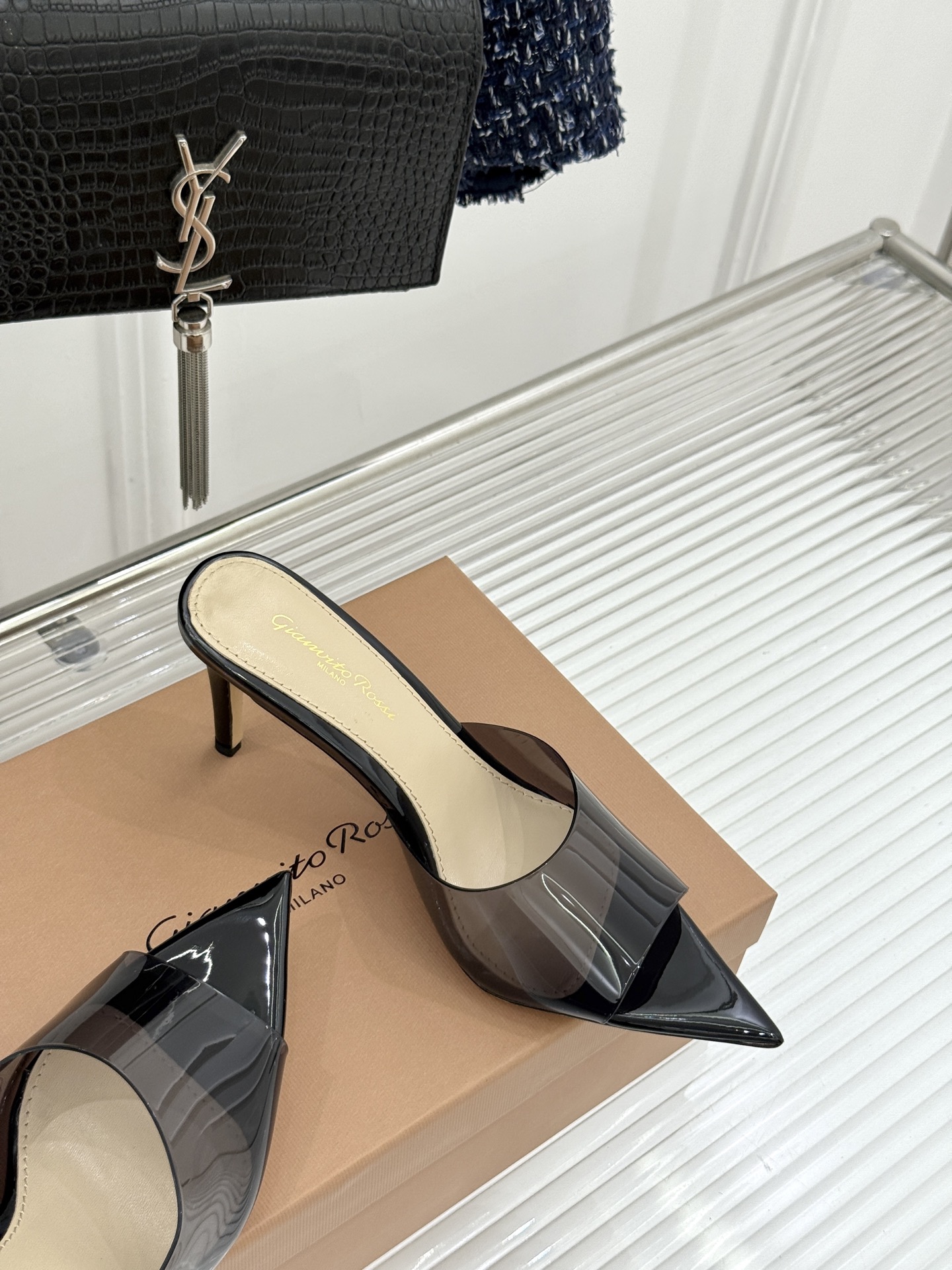 지안비토 로시(Gianvito Rossi) 포인티드 토 힐 슬리퍼 신발