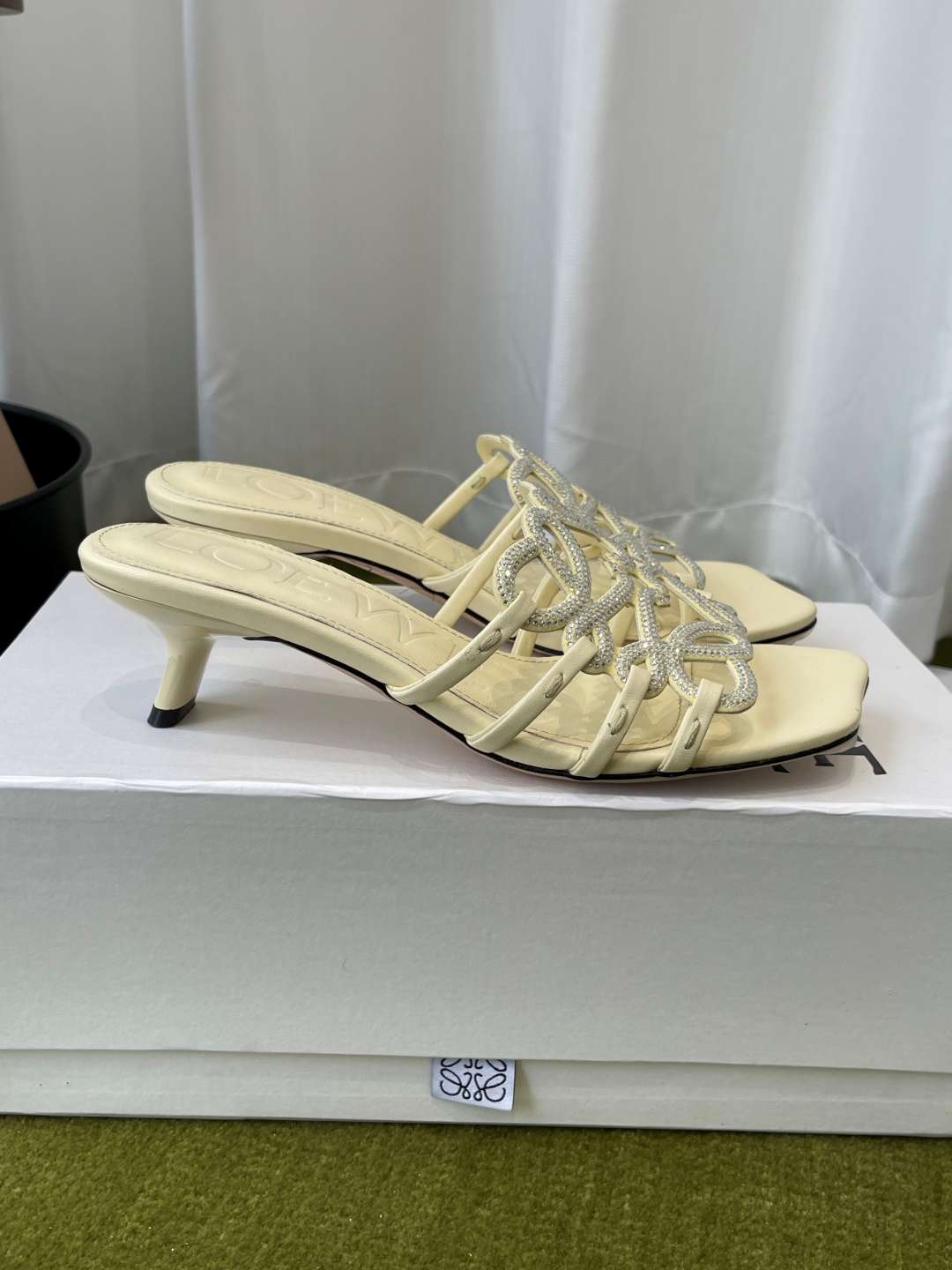 로에베(LOEWE) 아나그램 라인스톤 미들 힐 신발