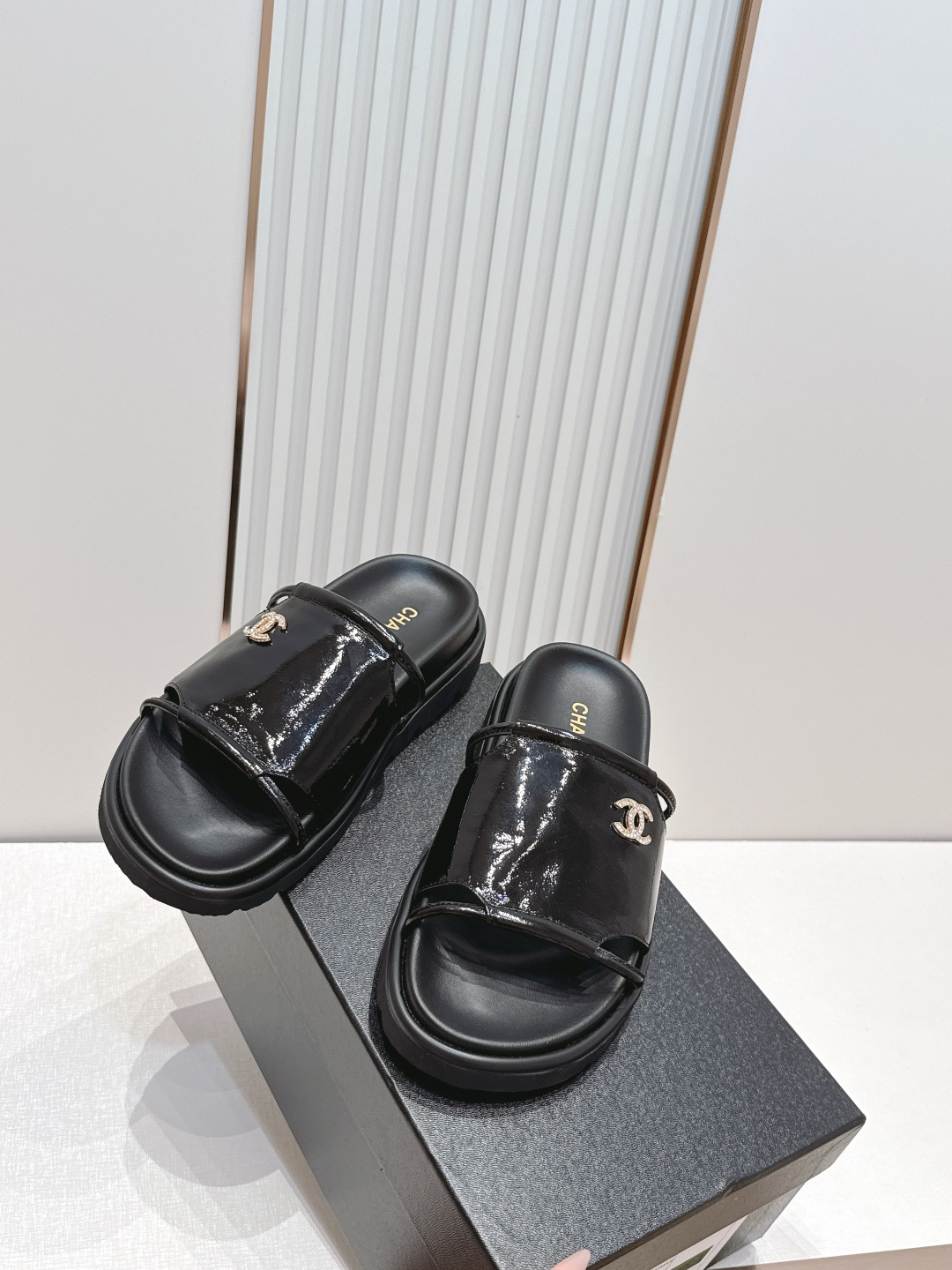 샤넬(CHANEL) 로고 슬라이드 샌들 신발