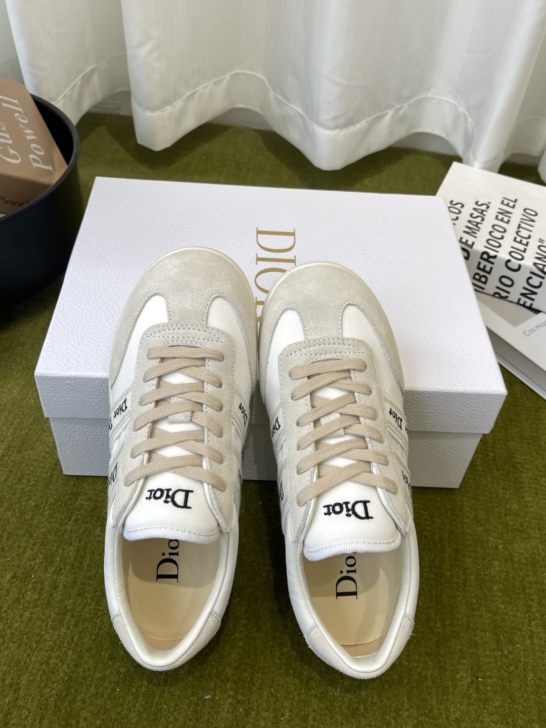 디올(DIOR) 리본 레터링 스웨이드 독일군 스니커즈 신발