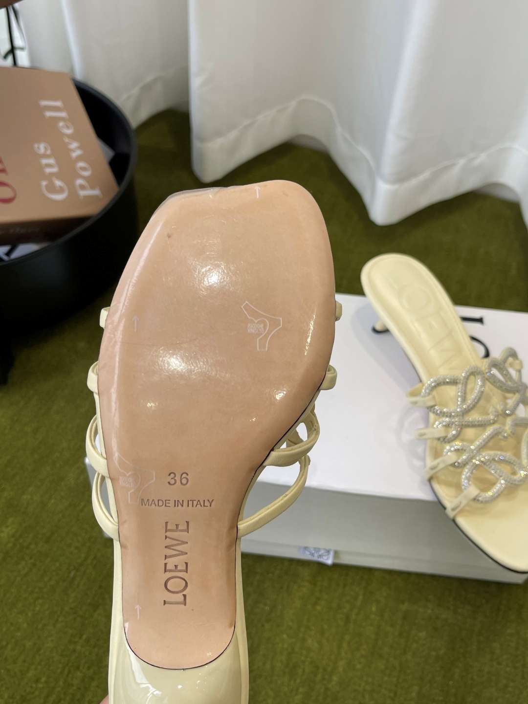 로에베(LOEWE) 아나그램 라인스톤 미들 힐 신발