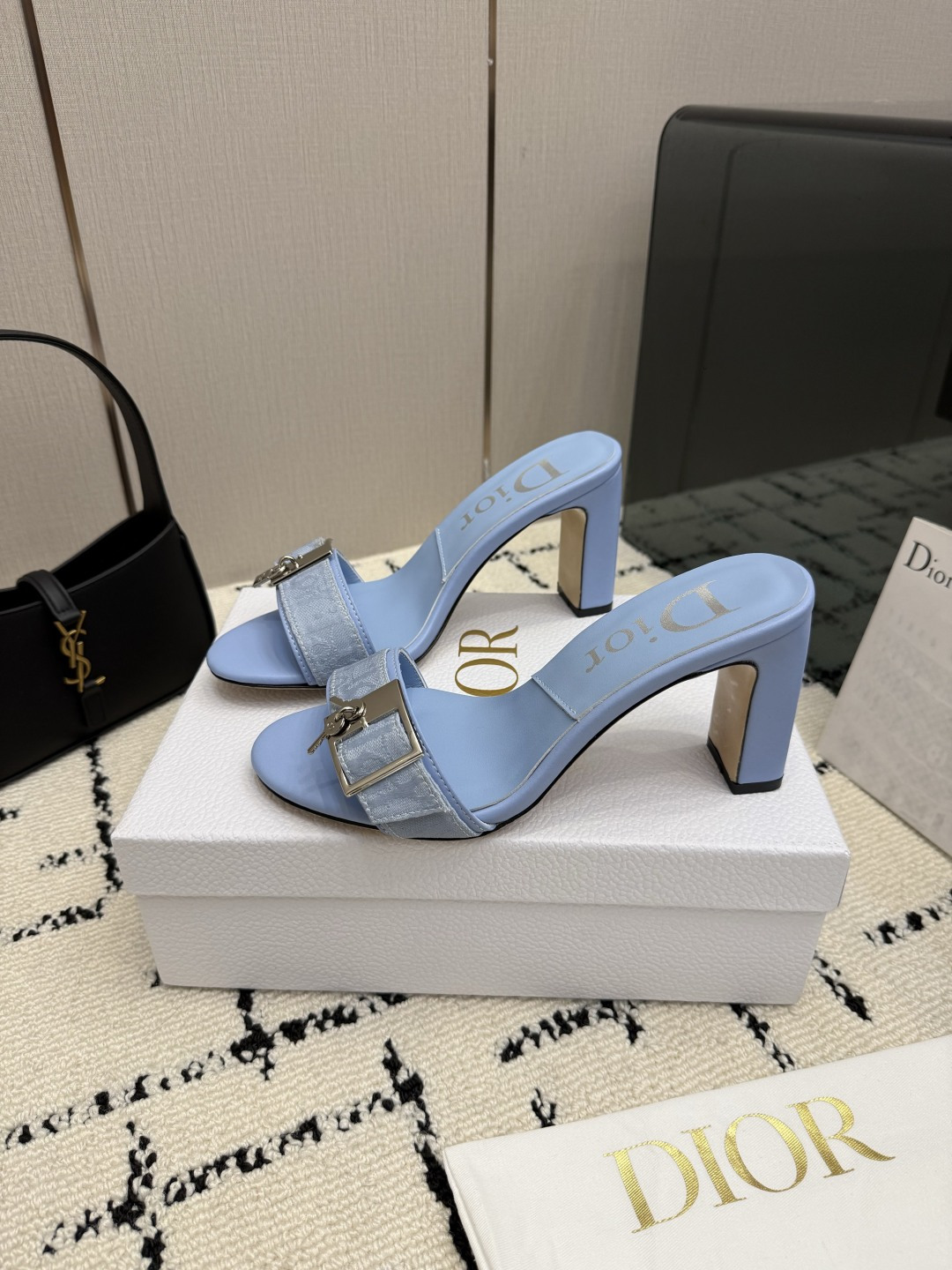 디올(DIOR) 로고 버클 뮬 힐 샌들 신발