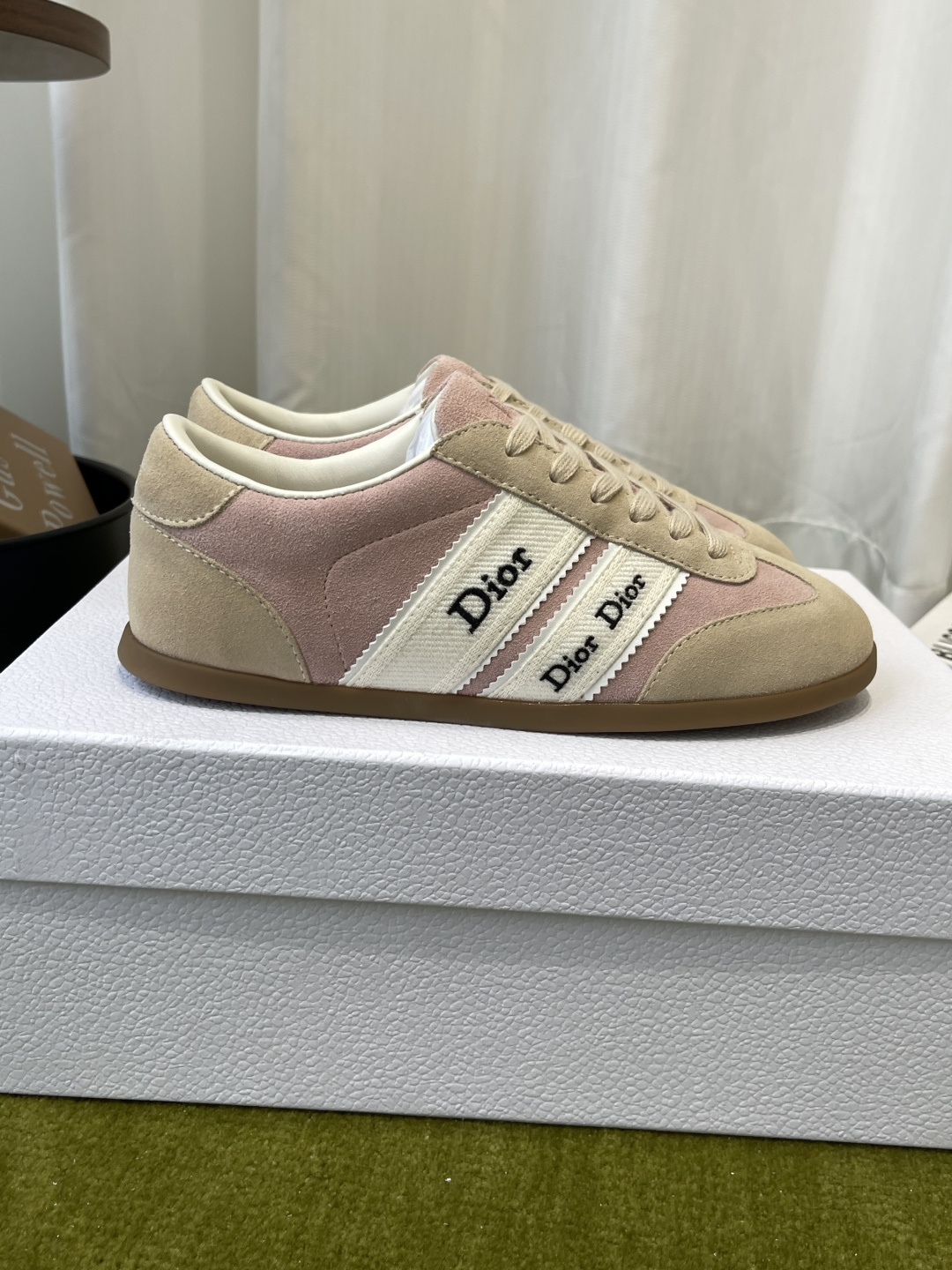 디올(DIOR) 리본 레터링 스웨이드 독일군 스니커즈 신발