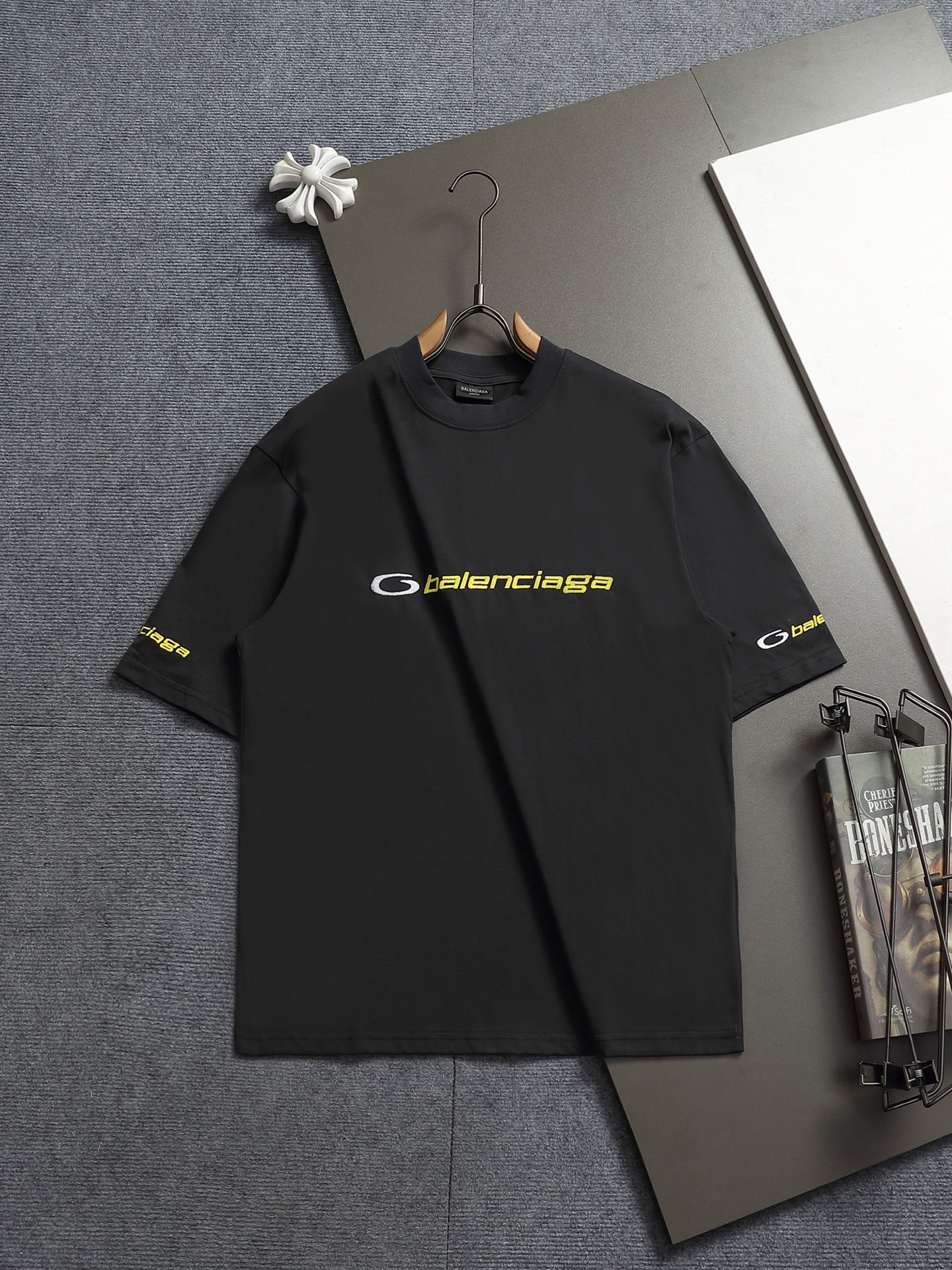 발렌시아가(BALENCIAGA) 서클 레터링 자수 반팔 티셔츠 상의 의류