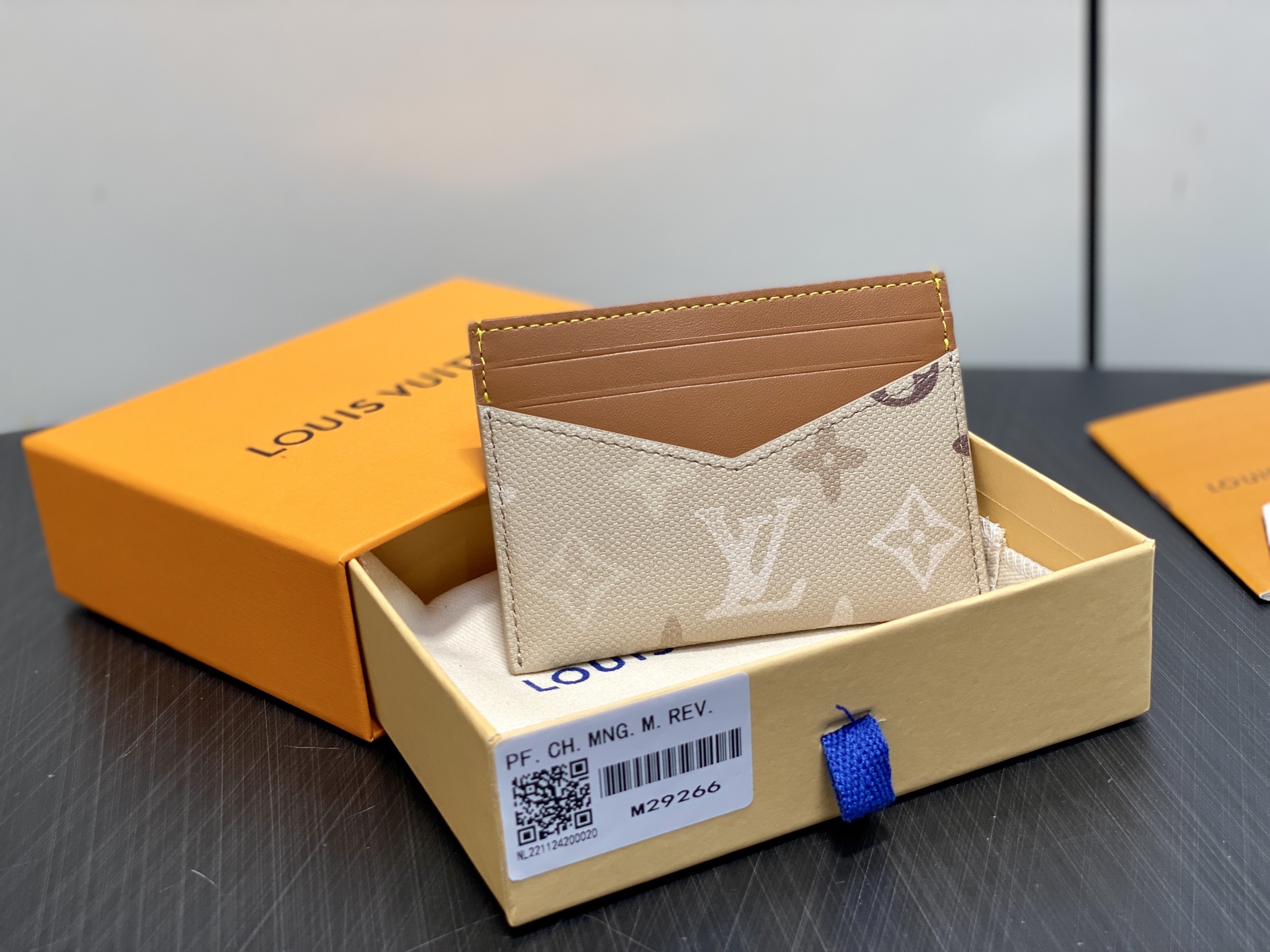 [Louis Vuitton] LV 루이비통 모노그램 서플러스 트리플 카드 홀더 (에이프리콧 그레이) 지갑