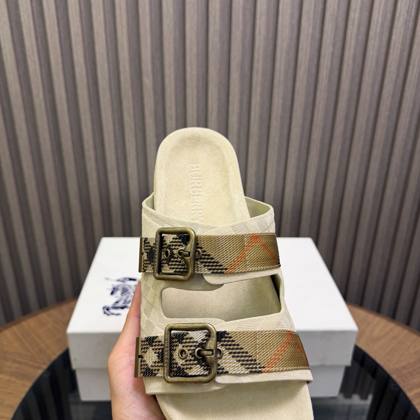 [Burberry] 버버리 맨즈 체크 엠보스드 레더 뮬 슬라이드 슬리퍼 샌들 신발