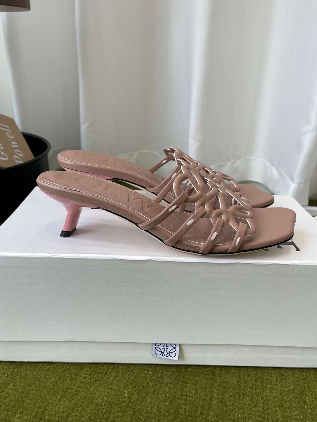 로에베(LOEWE) 아나그램 스트랩 스퀘어토 키튼힐 신발