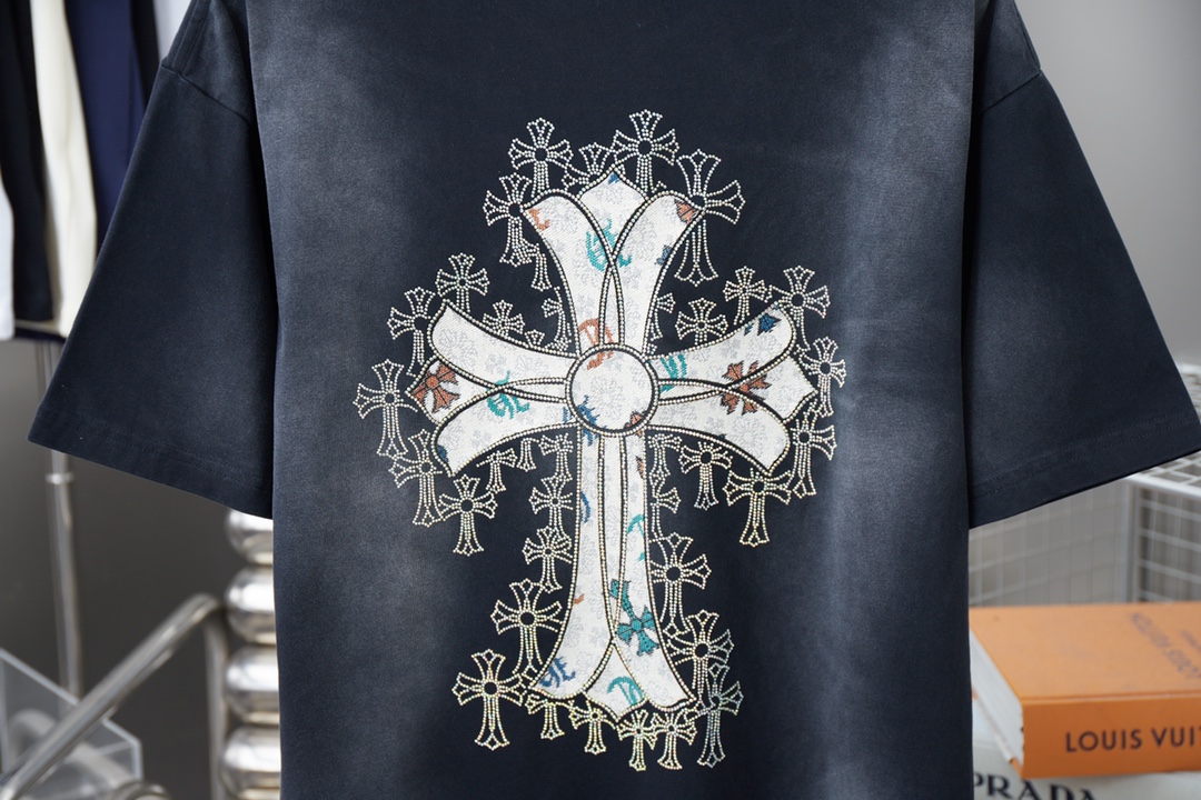 크롬하츠(Chrome Hearts) 크로스 자수 핫픽스 반팔 티셔츠 상의 의류