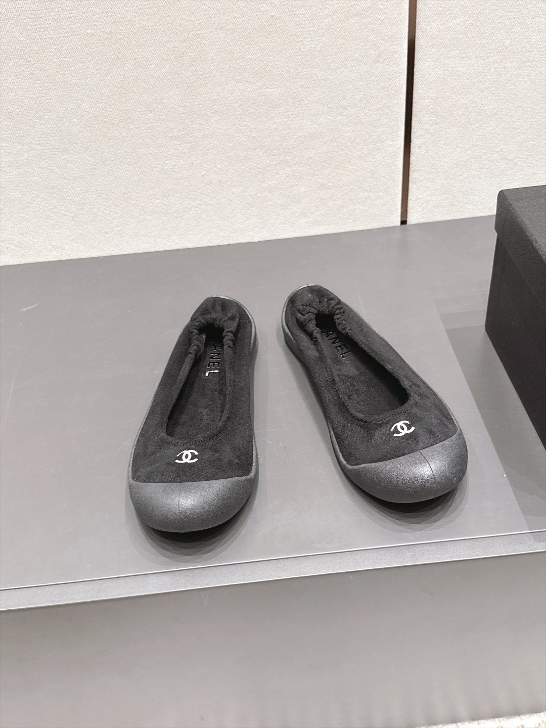 샤넬(CHANEL) 스웨이드 밴딩 힐 플랫 신발