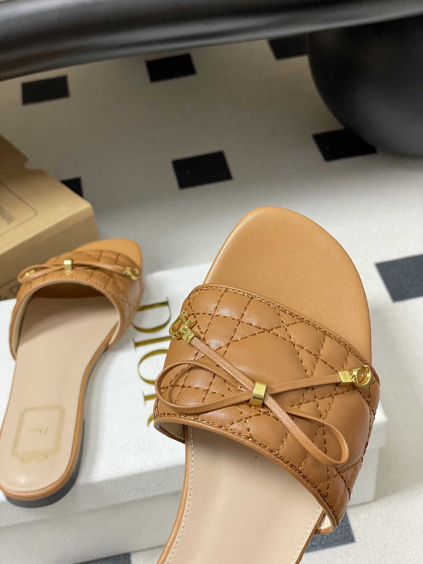 디올(DIOR) 퀼팅 리본 슬리퍼 신발