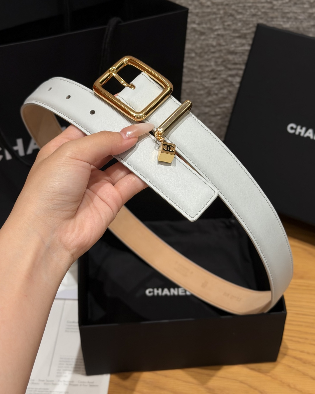 샤넬(CHANEL) 카프스킨 브라스 핀 골드 버클 벨트