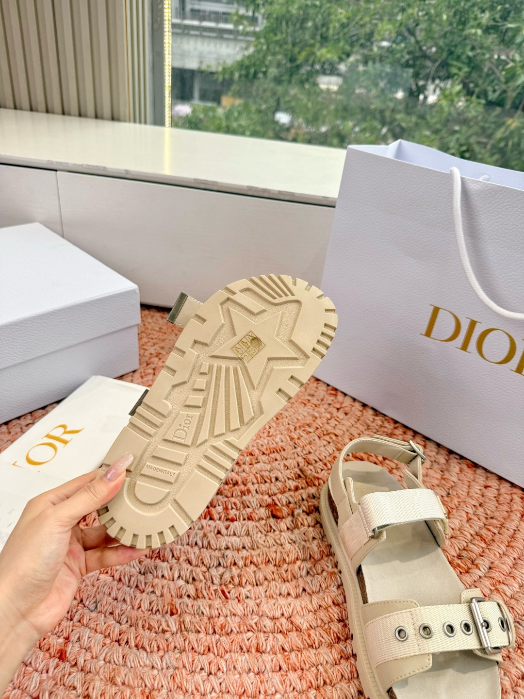 디올(DIOR) CD 버클 샌들 신발