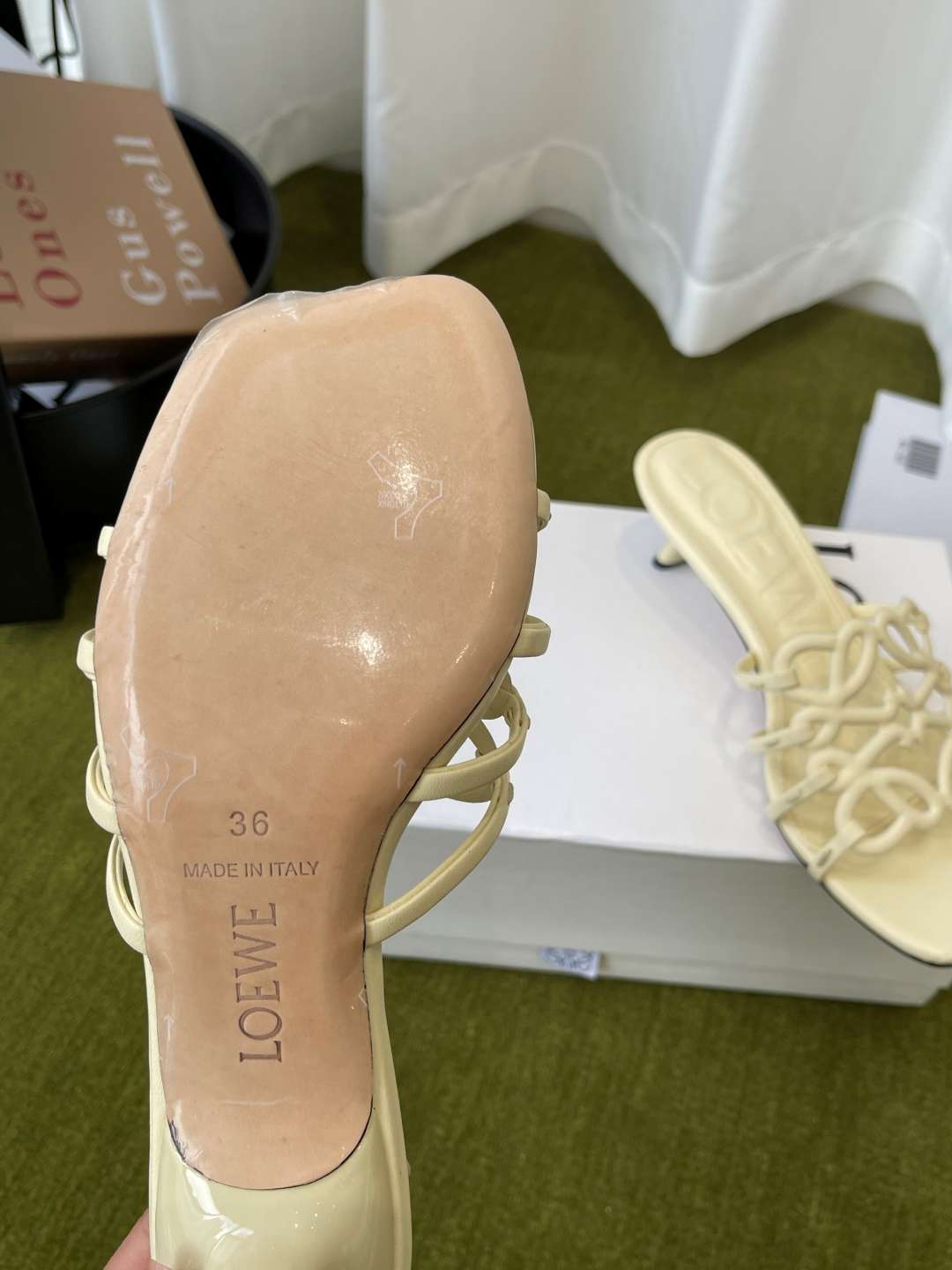 로에베(LOEWE) 아나그램 스트랩 스퀘어토 키튼힐 신발