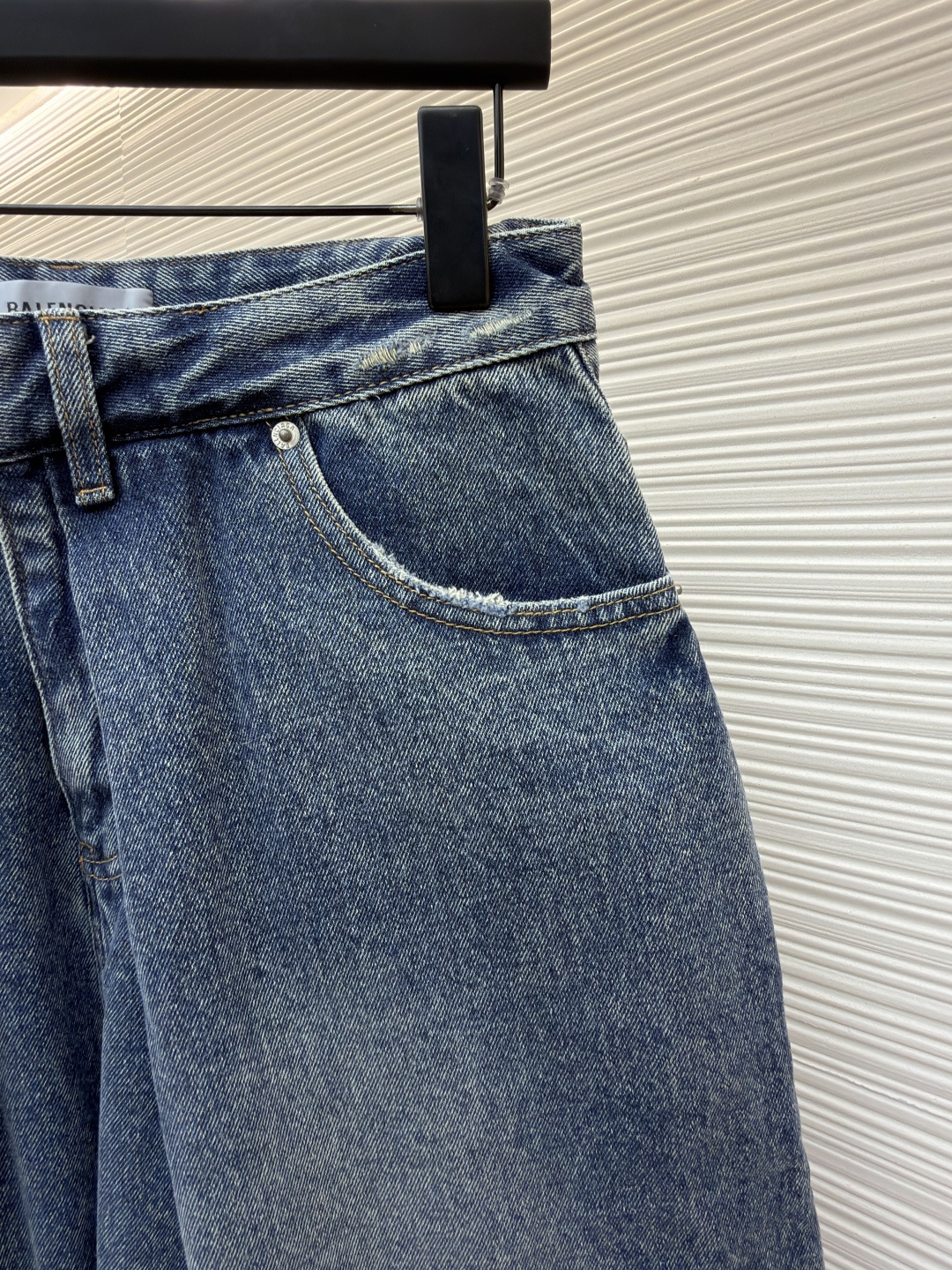 발렌시아가(BALENCIAGA) 폴디드 데님 쇼츠 하의 의류