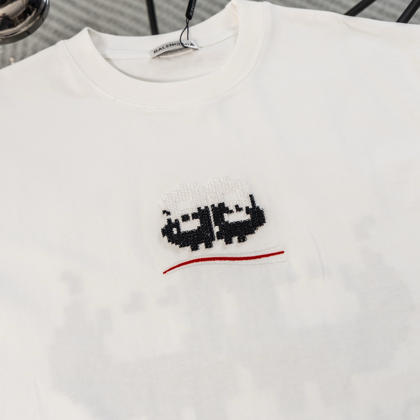 발렌시아가(BALENCIAGA) 픽셀 자수 반팔 티셔츠 의류