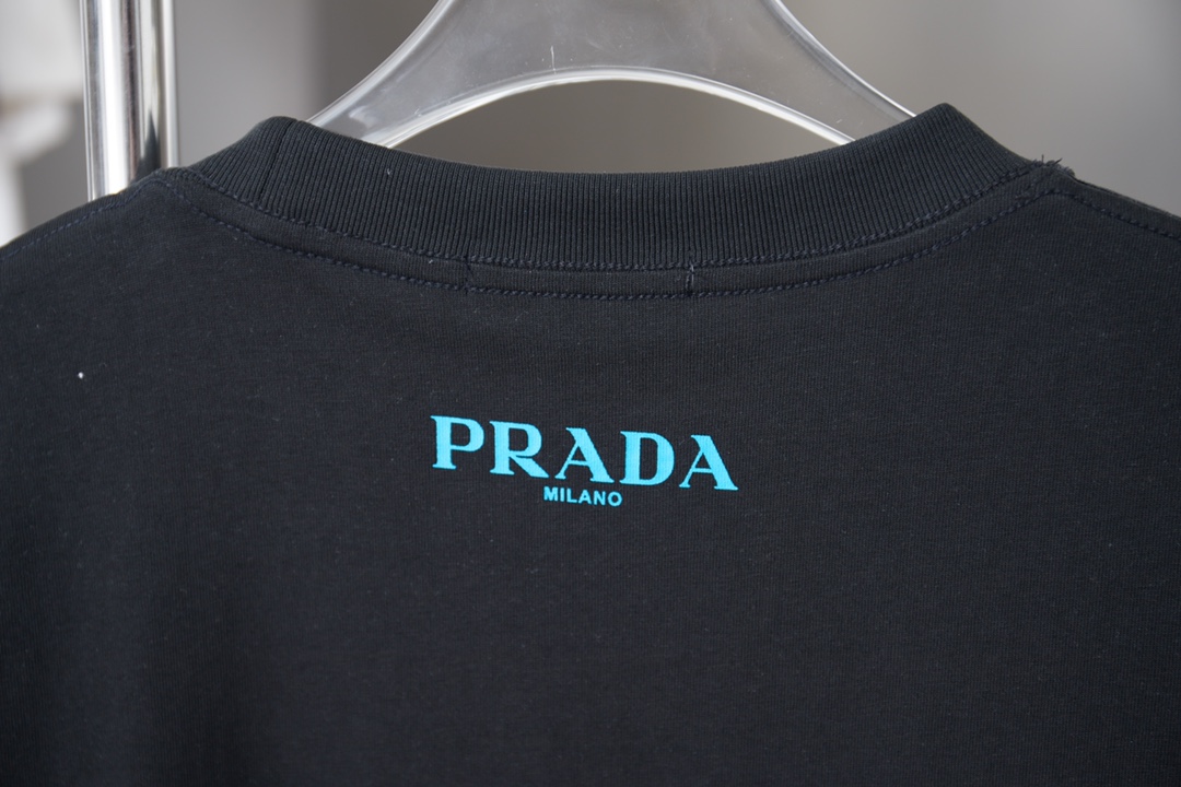 프라다(PRADA) 자수 로고 반팔 티셔츠 상의 의류