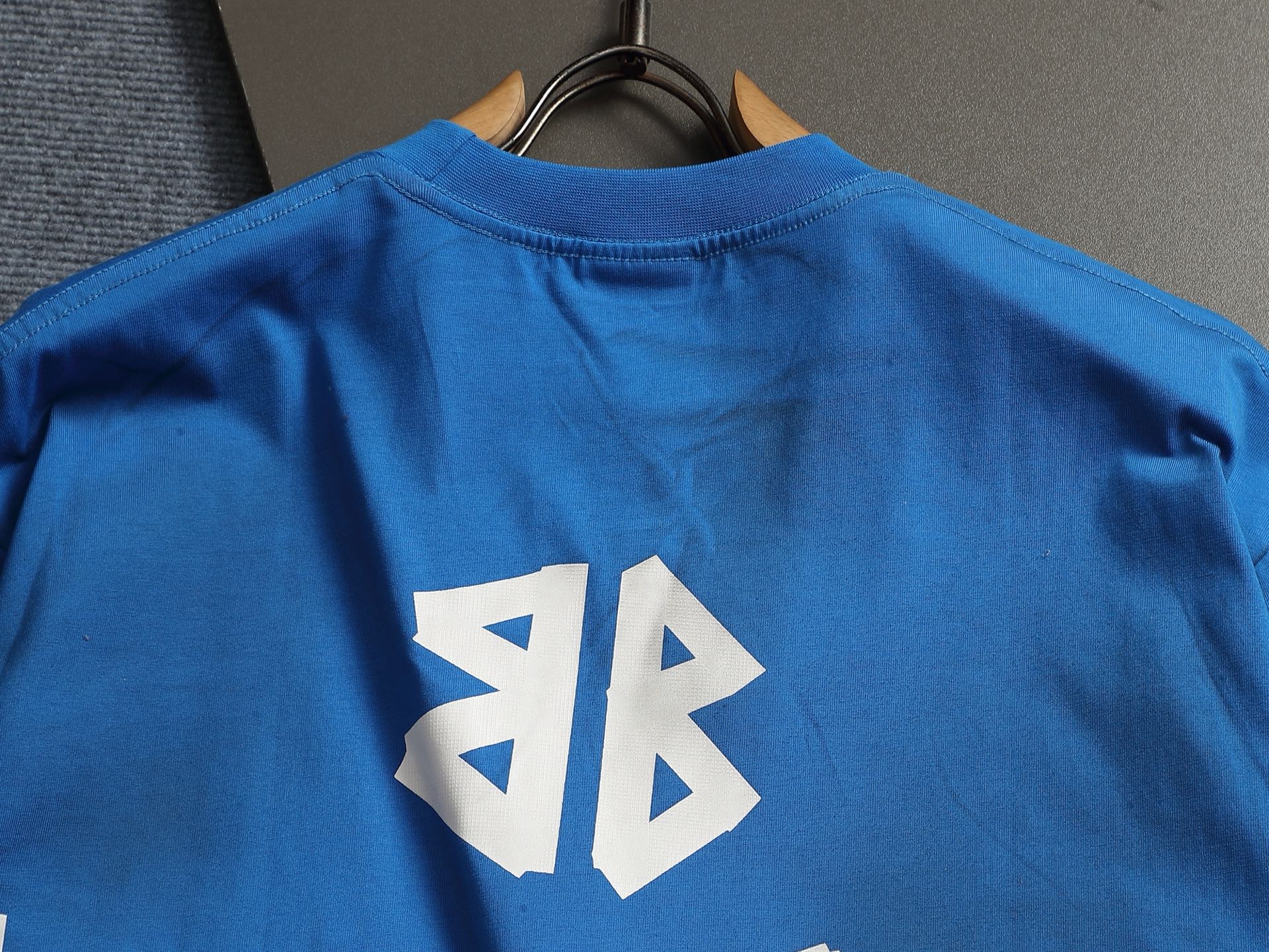 발렌시아가(BALENCIAGA) 테이프 프린팅 워싱 반팔 티셔츠 상의 의류