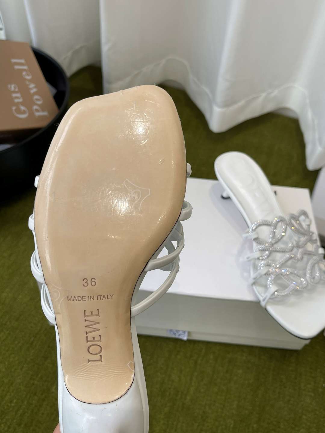 로에베(LOEWE) 아나그램 라인스톤 미들 힐 신발 복제