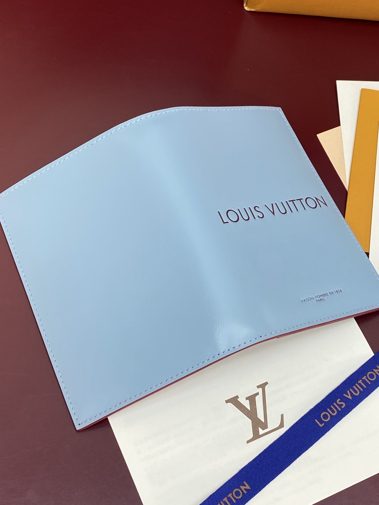 [Louis Vuitton] LV Packaging 루이비통 쇼퍼백 모티브 패스포트 홀더 지갑 M2A444