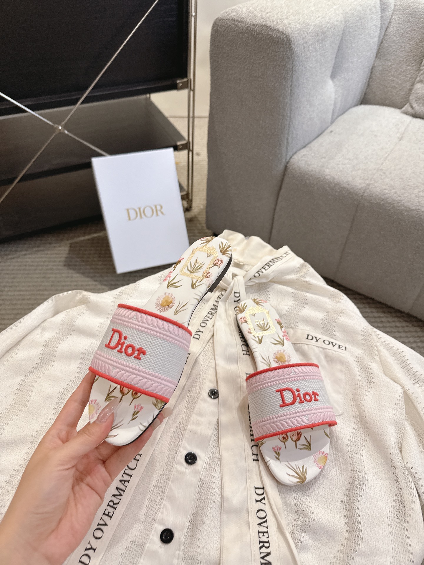 디올(DIOR) 플라워 자수 로고 슬라이드 슬리퍼