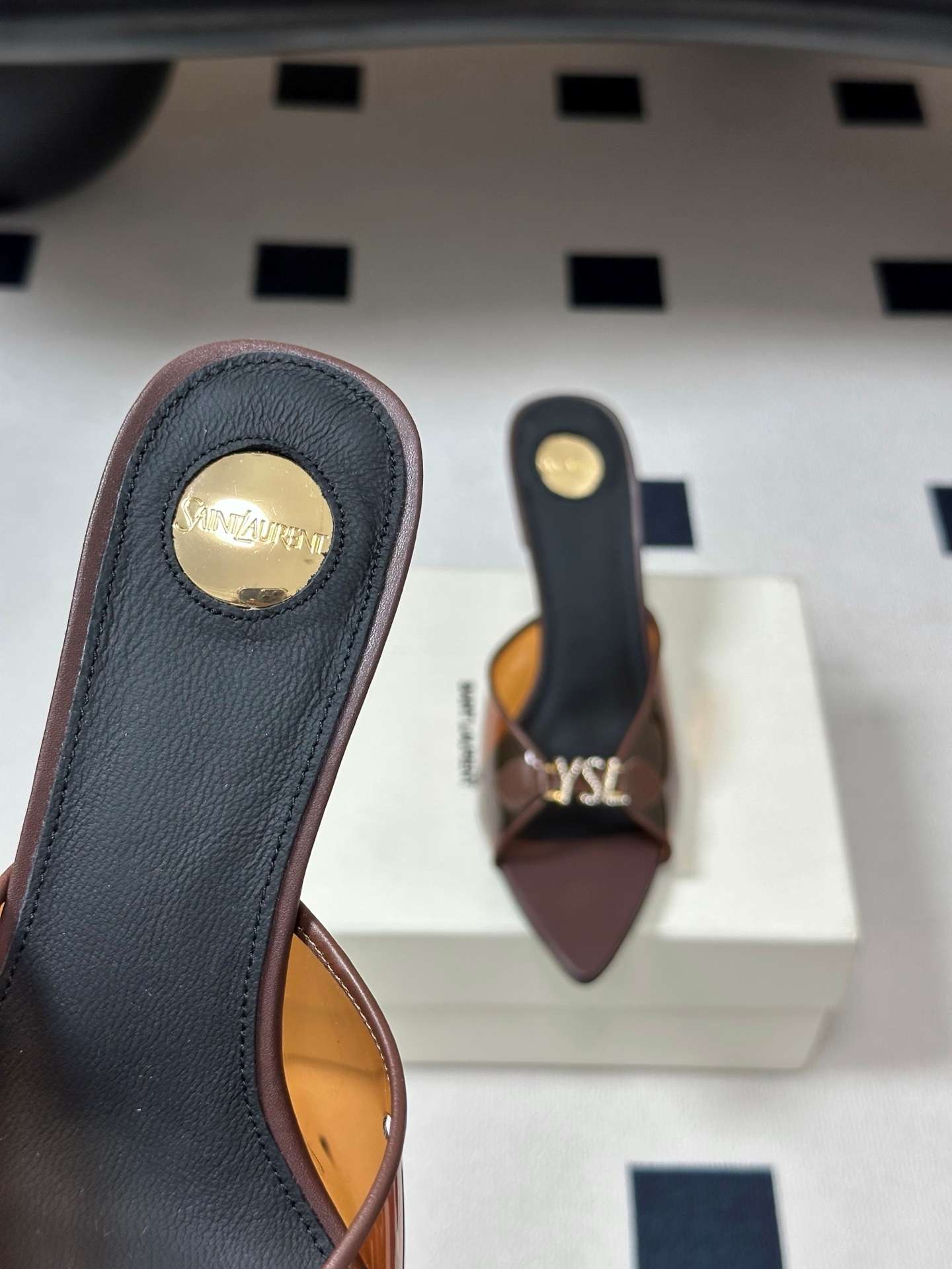 생로랑(SAINT LAURENT) 라인스톤 포인티드토 힐 신발