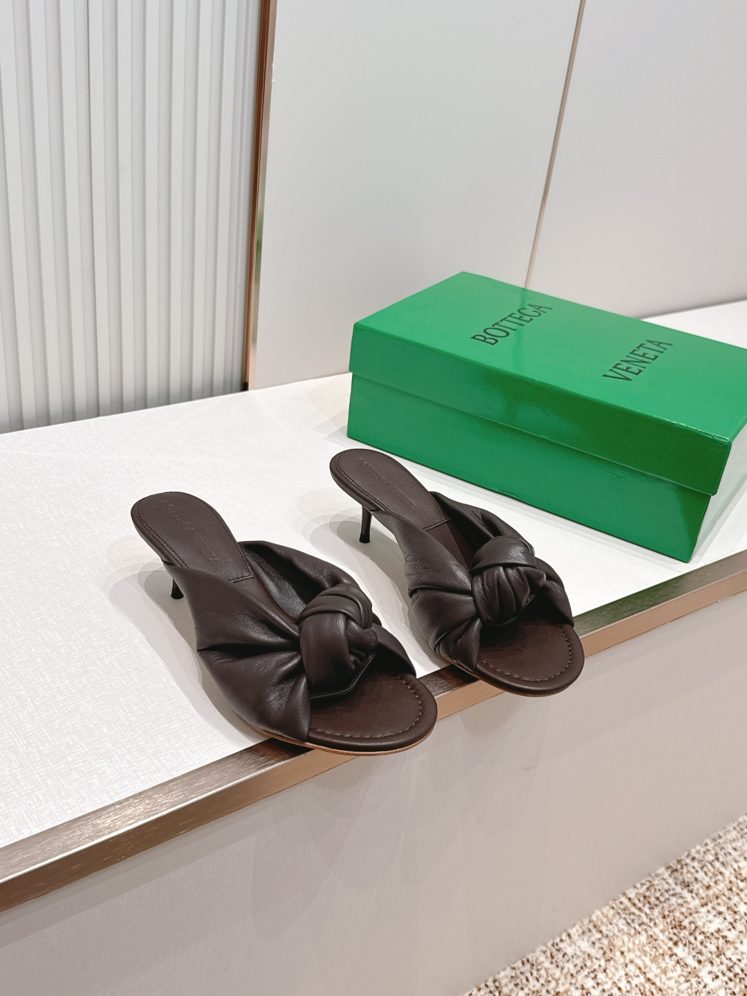 보테가 베네타(BOTTEGA VENETA) 체리 트위스트 뮬 힐 신발
