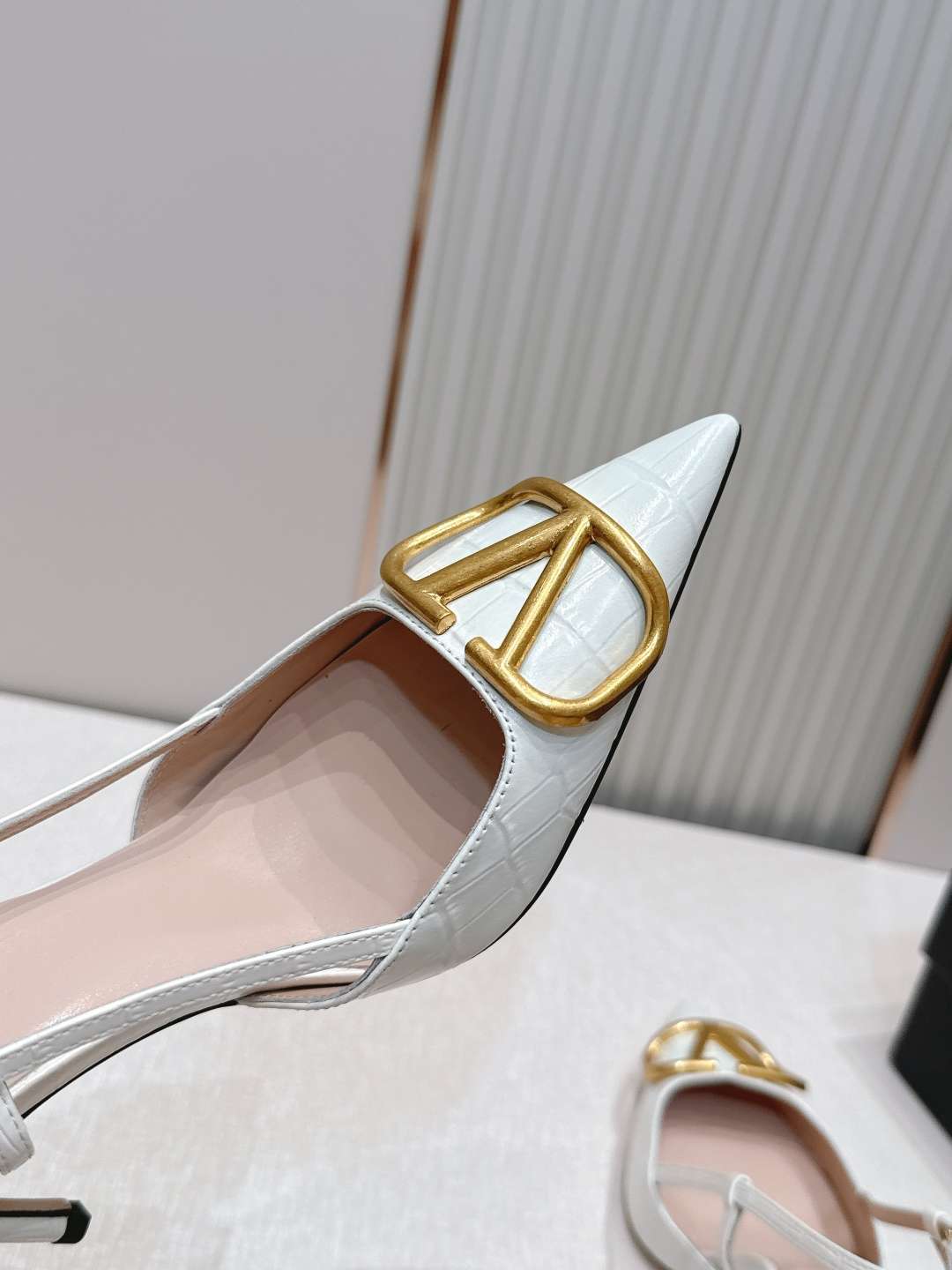 발렌티노(VALENTINO) 시그니처 슬링백 하이힐 신발