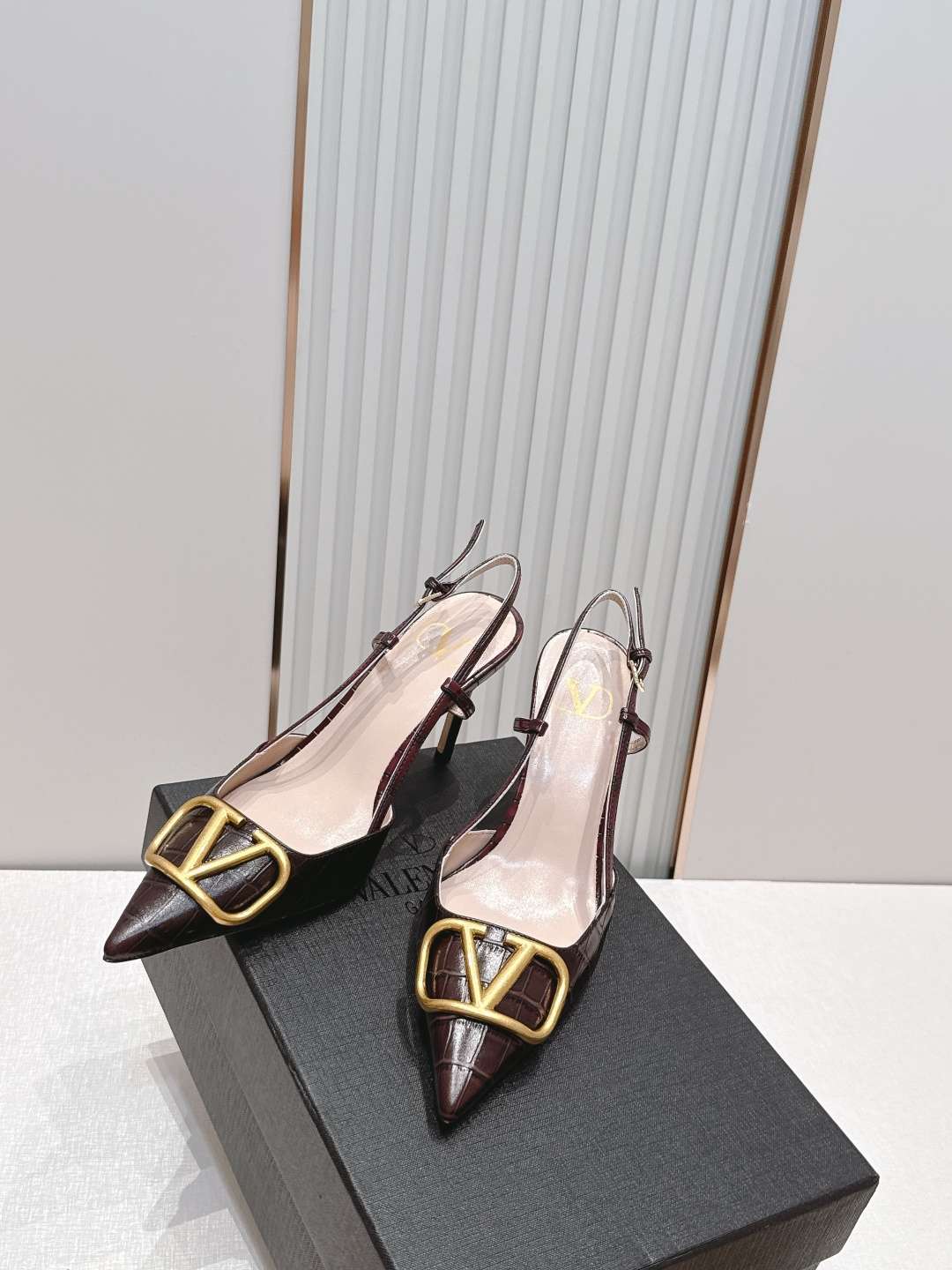 발렌티노(VALENTINO) 시그니처 슬링백 하이힐 신발