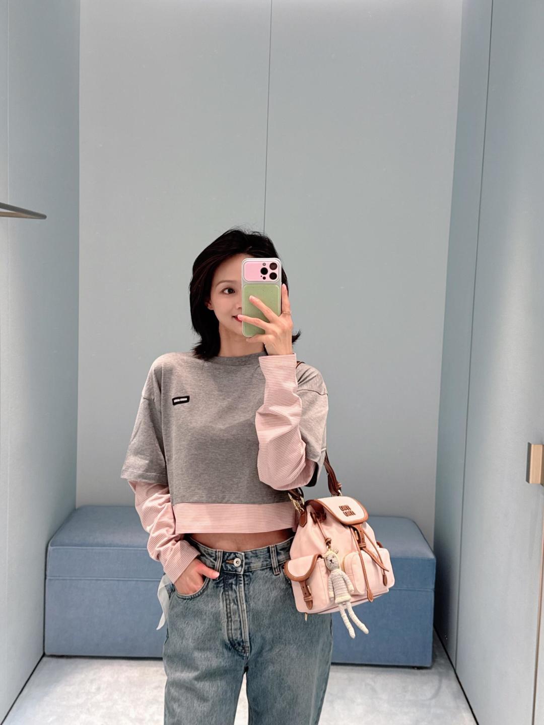 미우미우(MIU MIU) 배색 레이어드 페이크 투피스 크롭 티셔츠 상의 의류