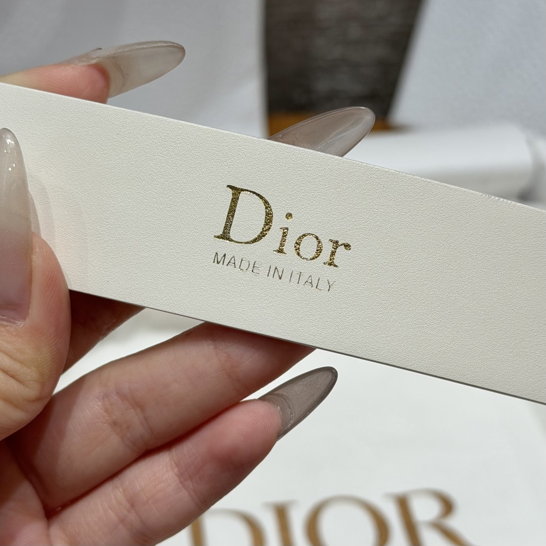 디올(DIOR) 리버서블 카프스킨 앤티크 핀 버클 벨트
