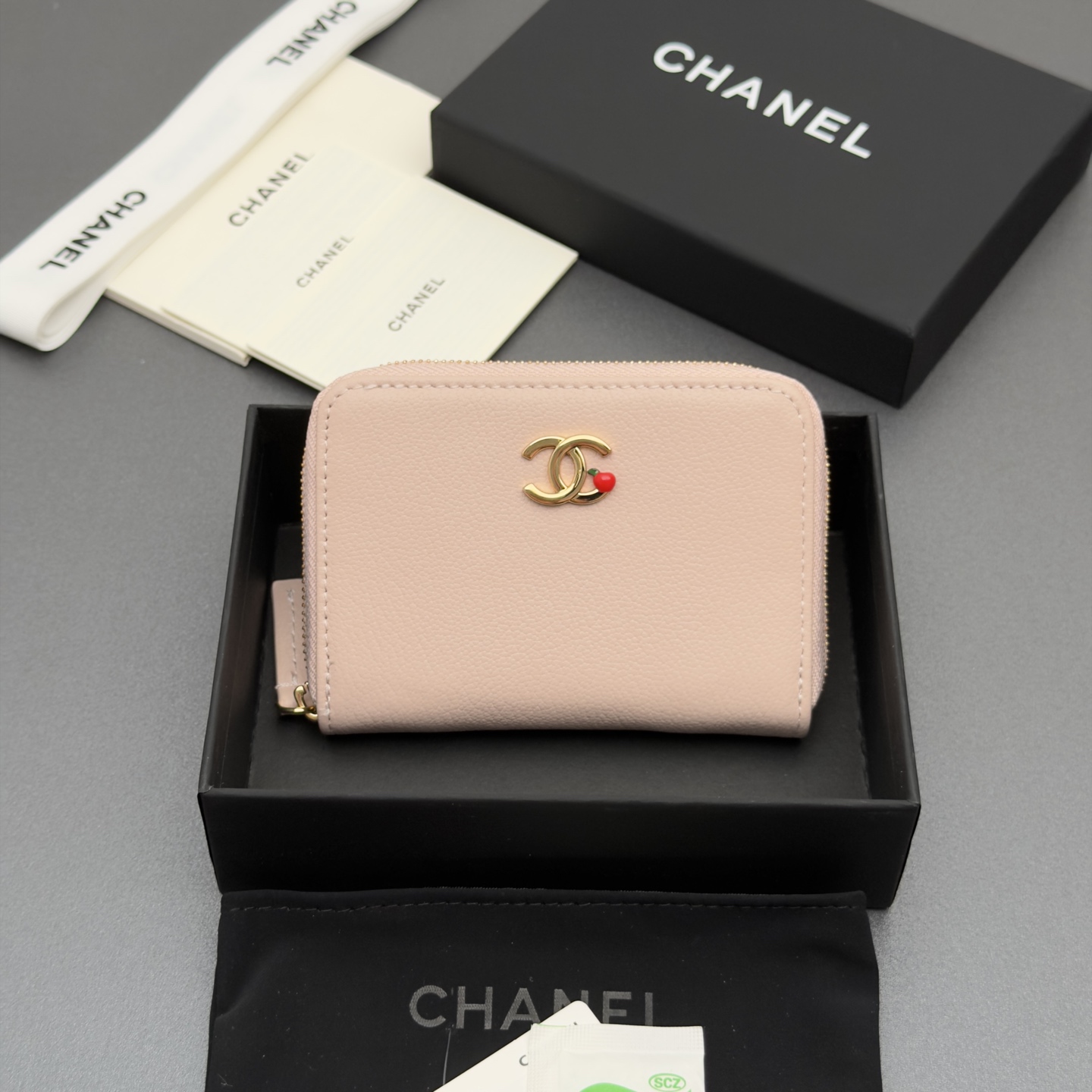 [Chanel] 샤넬 메탈 로고 지퍼 카드 지갑