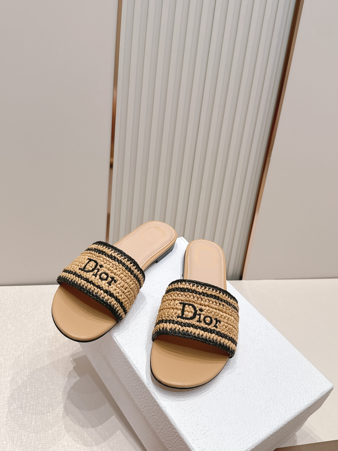 디올(DIOR) 라피아 위빙 슬라이드 샌들 신발