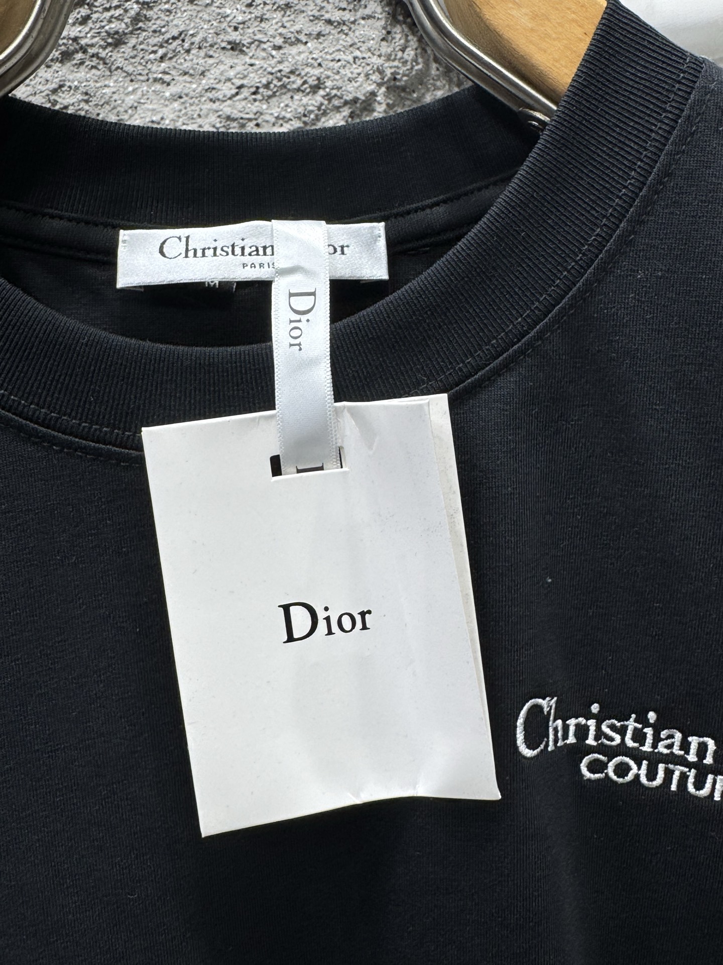 디올(DIOR) 레터링 자수 슬리브리스 상의 의류