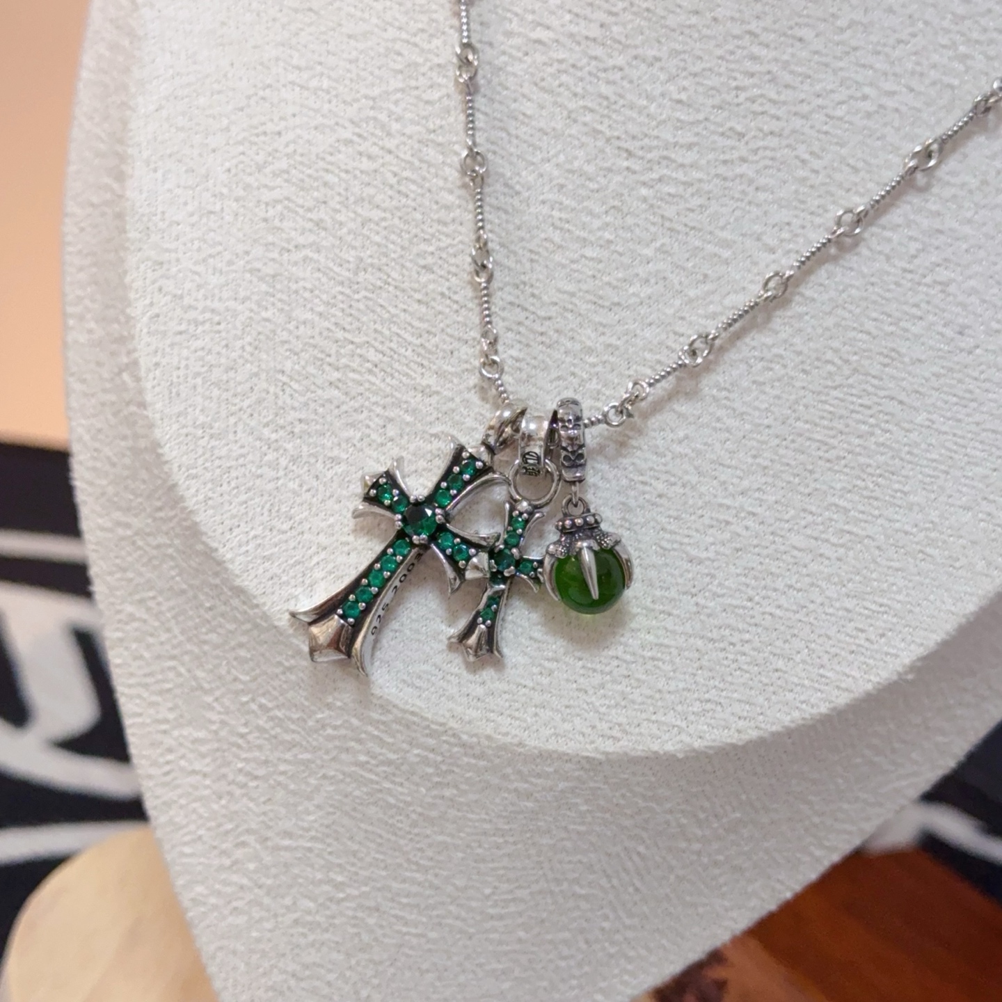 크롬하츠(CHROME HEARTS) 세이프티 핀 그린 스톤 크로스 목걸이 악세사리