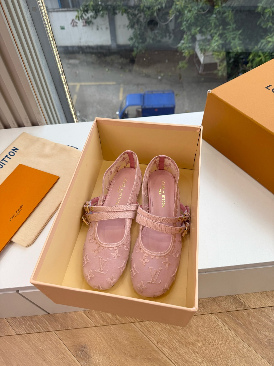 루이비통(LV) 무라카미 체리 메쉬 샌들 신발