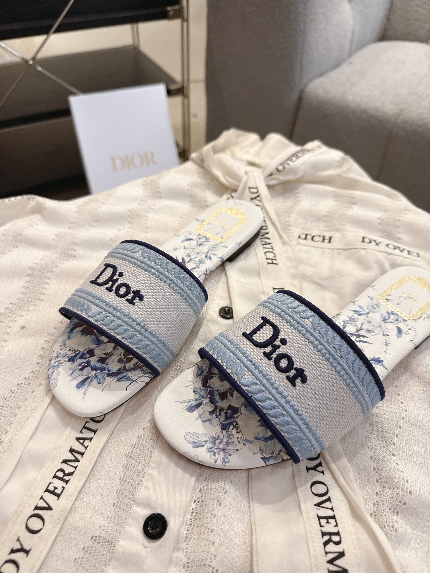 디올(DIOR) 플라워 자수 로고 슬라이드 슬리퍼