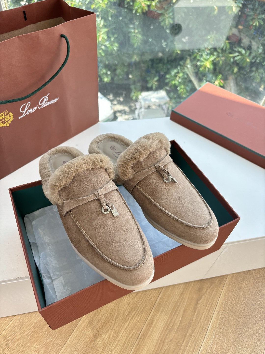 로로피아나(Loro Piana) 커플 퍼 트리밍 스웨이드 뮬 슬리퍼 신발