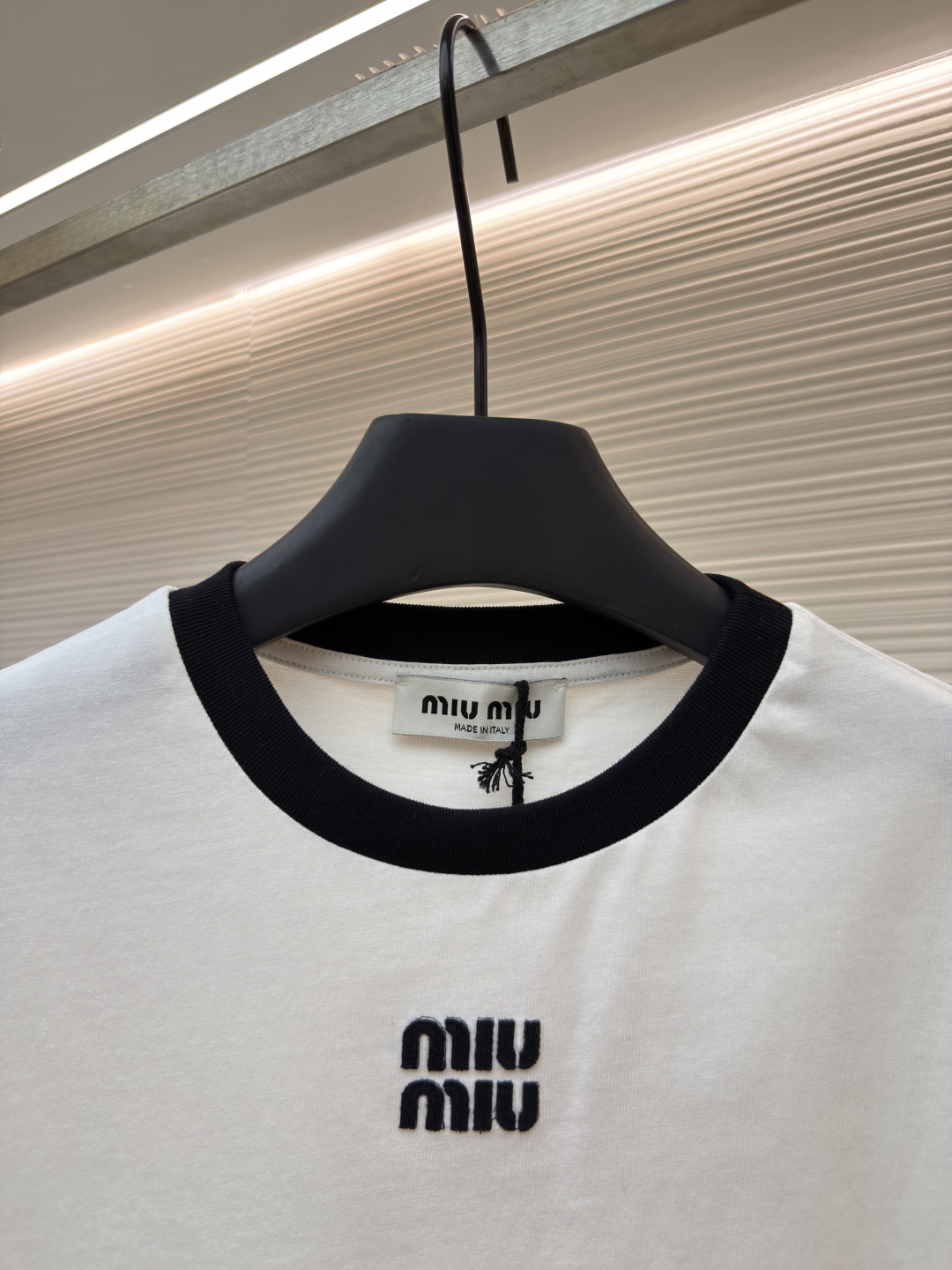 미우미우(MIU MIU) 로고 아플리케 배색 반팔 티셔츠 상의 의류