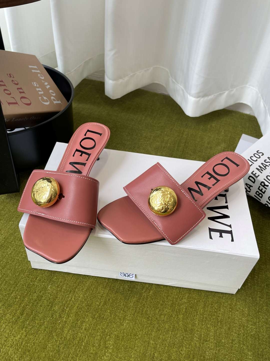 로에베(LOEWE) 메달 스퀘어토 키튼힐 뮬 샌들 신발