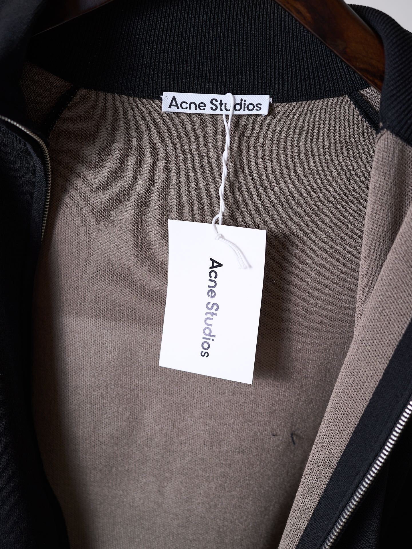 아크네(Acne studios) 실리콘 엠보 레더 집업 니트 가디건 의류