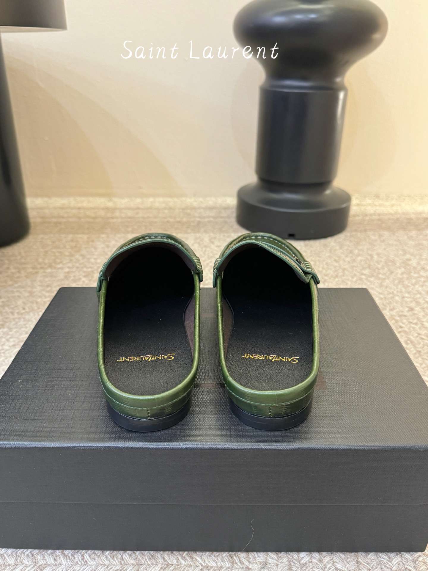생로랑(SAINT LAURENT) 카프 레더 페니 백리스 로퍼 신발