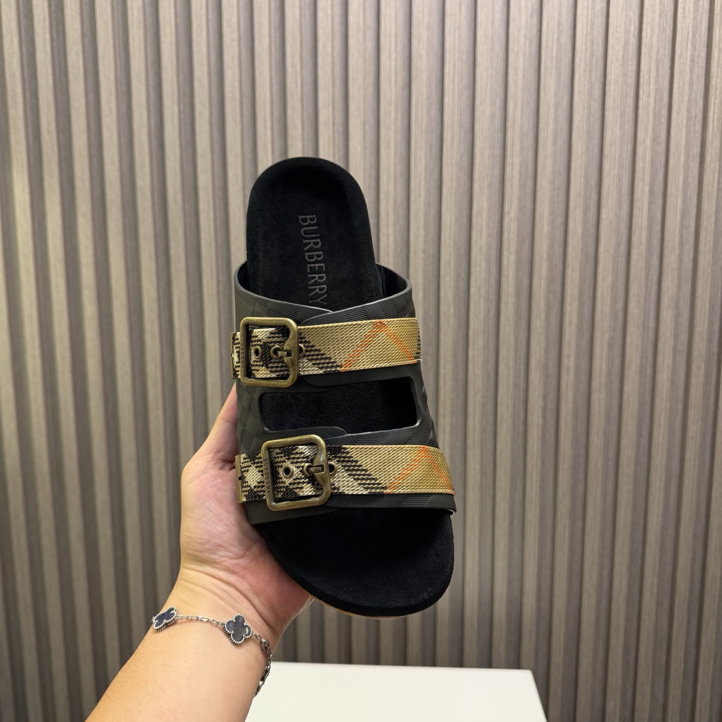 [Burberry] 버버리 맨즈 체크 엠보스드 레더 뮬 슬라이드 슬리퍼 샌들 신발