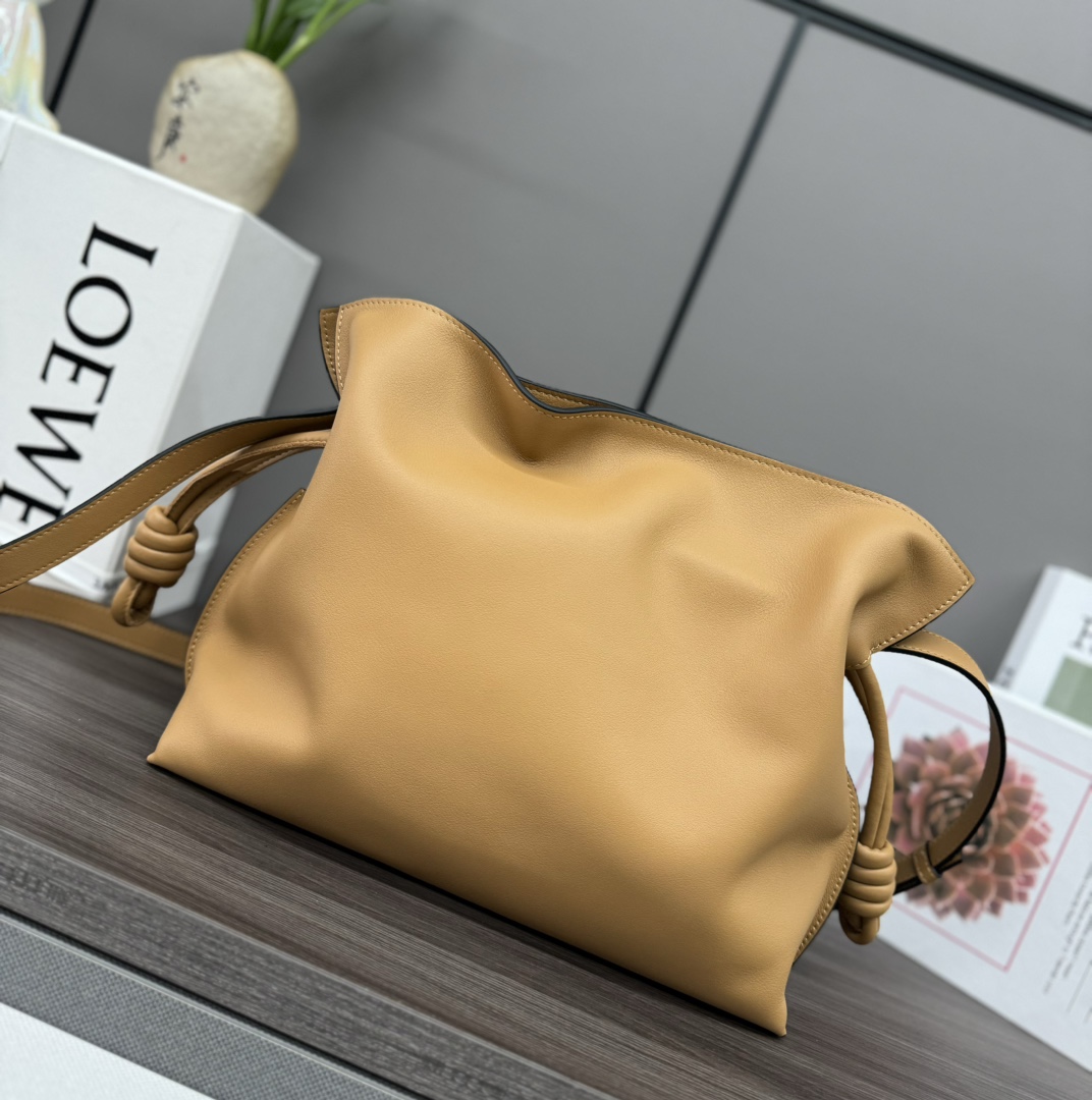LOEWE 로에베 Flamenco 플라멩코 나파 카프스킨 숄더/클러치백 (미디엄) 가방 / 262386
